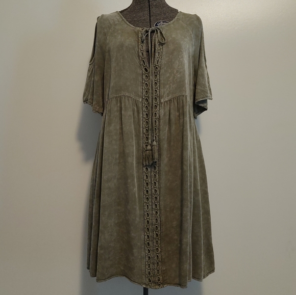 Paper Crane Dresses & Skirts - Paper Crane sage green boho cold shoulder short sleeve dress